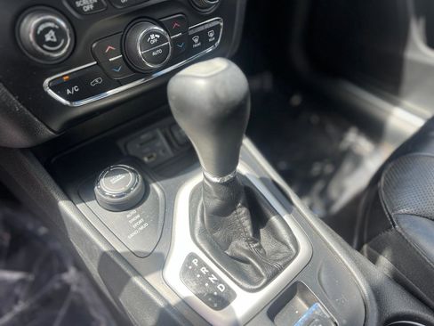 Used 2018 Jeep Cherokee Overland w/ Technology Group AWD/4WD image 33