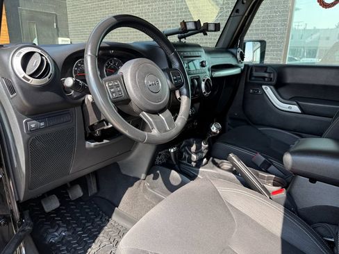 Used 2016 Jeep Wrangler Rubicon w/ Power Convenience Group AWD/4WD image 2