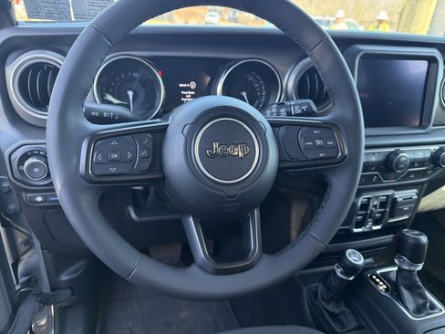 Certified 2023 Jeep Wrangler Unlimited w/ Cold Weather Group image 17