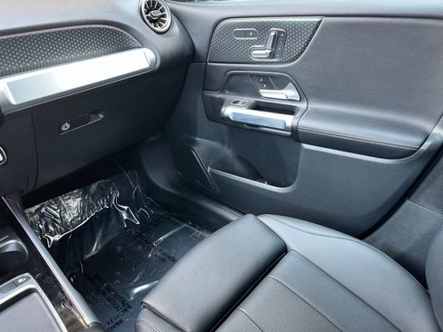 Used 2025 Mercedes-Benz GLB 250 image 40