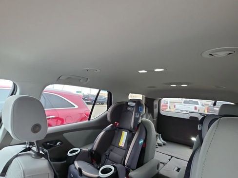 Used 2020 Chevrolet Traverse LT image 11