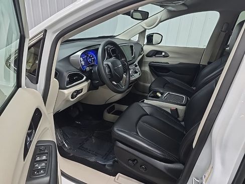Used 2024 Chrysler Pacifica Touring-L FWD image 28