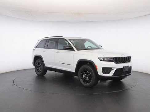 New 2025 Jeep Grand Cherokee Altitude image 33