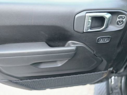 Used 2025 Jeep Gladiator Sport image 13