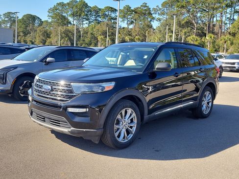 Used 2020 Ford Explorer XLT w/ Equipment Group 202A image 3