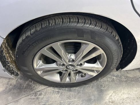 Used 2017 Hyundai Elantra SE image 7