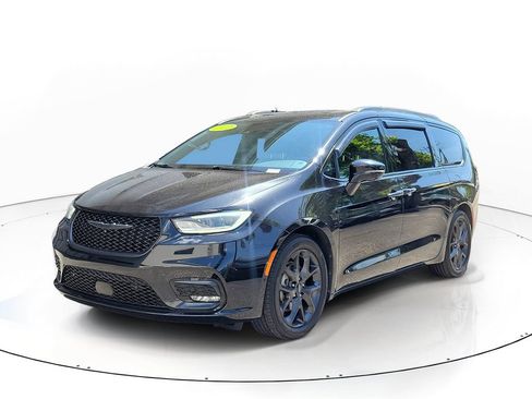 Used 2022 Chrysler Pacifica Limited w/ S Appearance Package FWD image 2