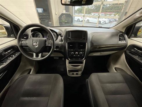 Used 2020 Dodge Grand Caravan SE image 16