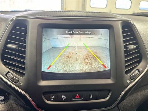 Used 2023 Jeep Cherokee Altitude Lux image 12