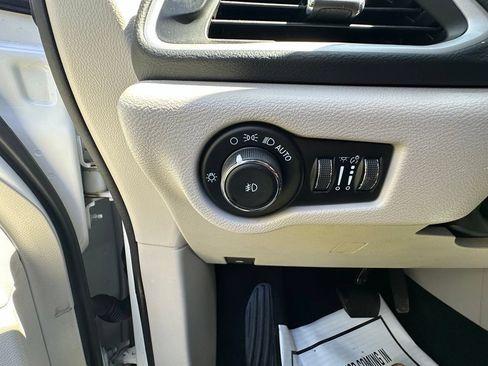 Used 2023 Chrysler Pacifica Touring-L FWD image 15