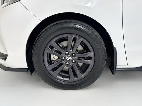 Used 2025 Toyota Sienna XSE AWD/4WD image 32