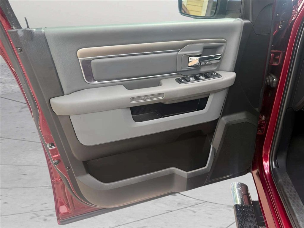 Used 2020 RAM 1500 Classic SLT AWD/4WD image 9