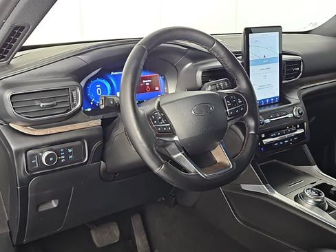 Used 2020 Ford Explorer Platinum w/ Premium Technology Package AWD/4WD image 16