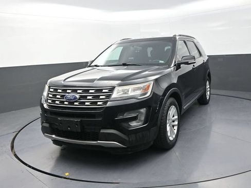 Used 2017 Ford Explorer XLT w/ Equipment Group 201A FWD image 6
