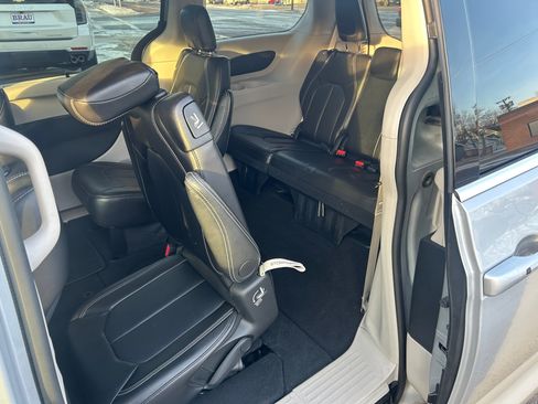 Used 2024 Chrysler Pacifica Touring-L image 33