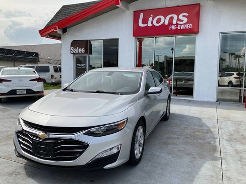 Used 2019 Chevrolet Malibu LT FWD image 2