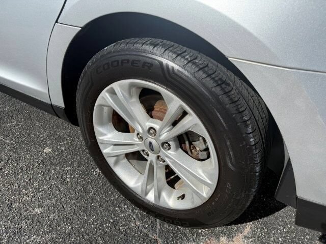Used 2017 Ford Taurus SEL FWD image 10