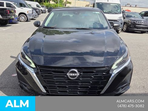 Used 2025 Nissan Altima 2.5 SV FWD image 2