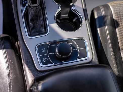 Used 2020 Jeep Grand Cherokee Limited w/ Luxury Group II image 39