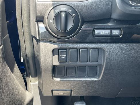 Used 2021 Nissan Titan SV AWD/4WD image 29