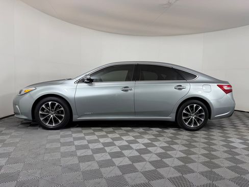 Used 2016 Toyota Avalon XLE Premium image 2