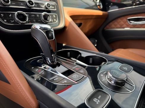 Used 2022 Bentley Bentayga AWD/4WD image 29