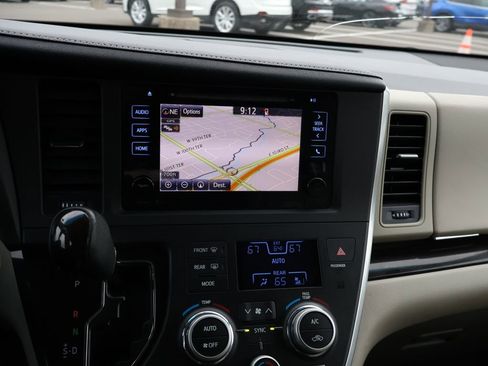 Used 2015 Toyota Sienna XLE Premium image 23