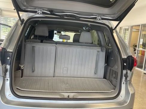 Used 2017 Toyota Highlander LE FWD image 21