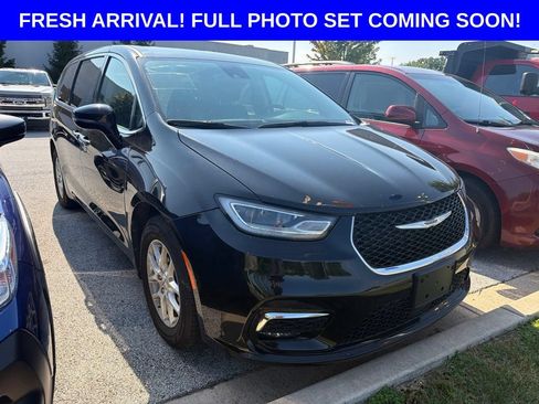 Used 2024 Chrysler Pacifica Touring-L FWD image 2