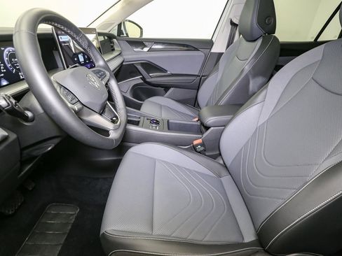 Used 2025 Volkswagen Tiguan SE w/ Panoramic Sunroof Package AWD/4WD image 40
