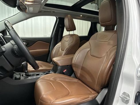 Used 2019 Jeep Cherokee Overland w/ Technology Group AWD/4WD image 16