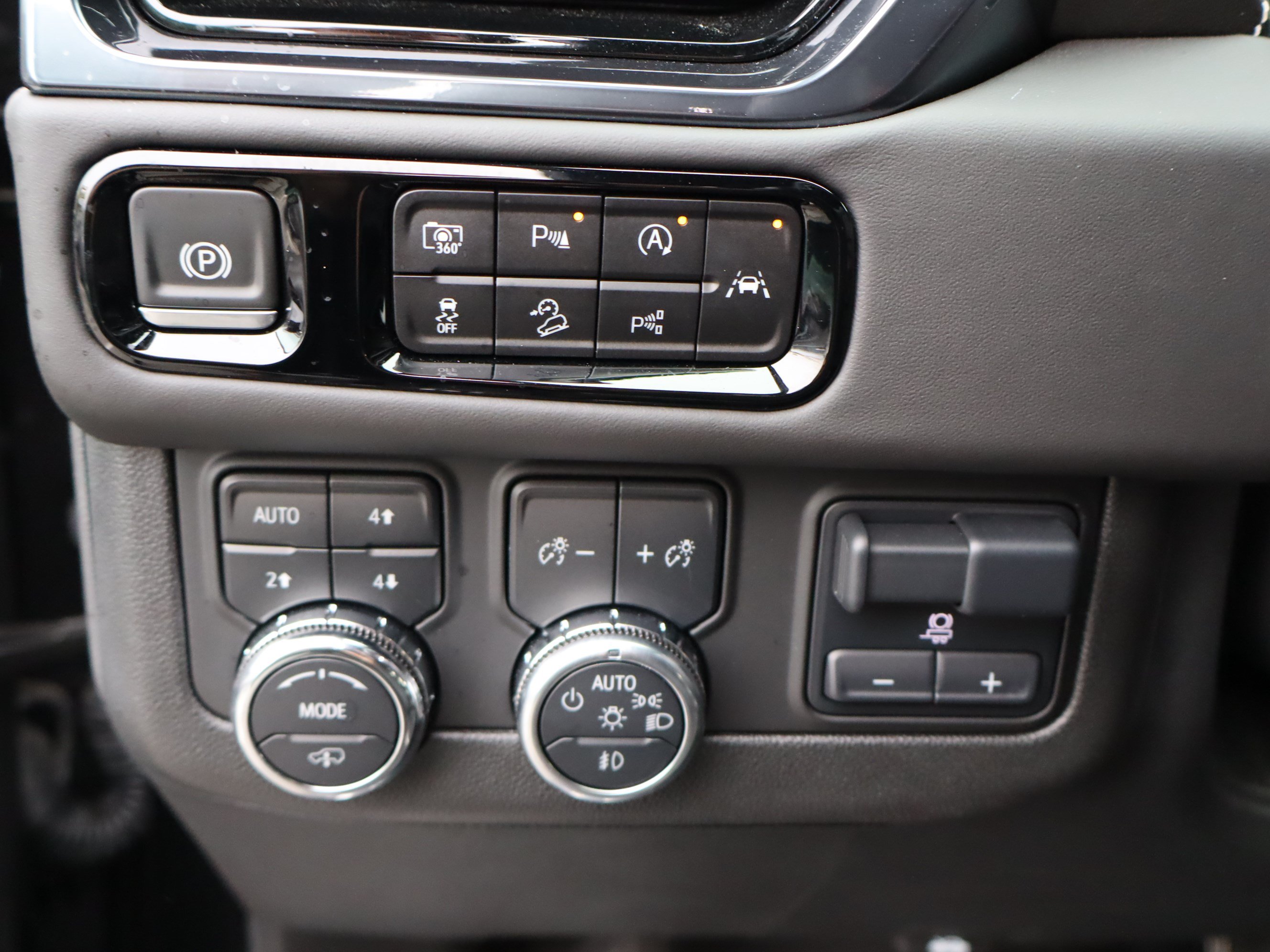 Used 2025 GMC Yukon AT4 Ultimate AWD/4WD image 24