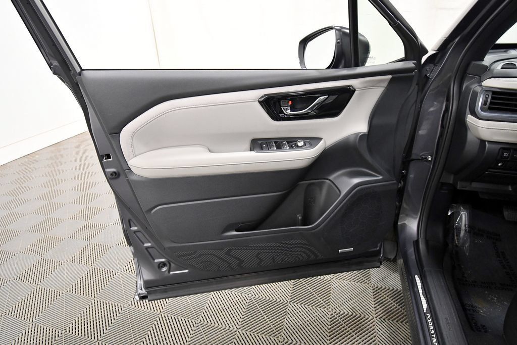 Used 2025 Subaru Forester Limited AWD/4WD image 13