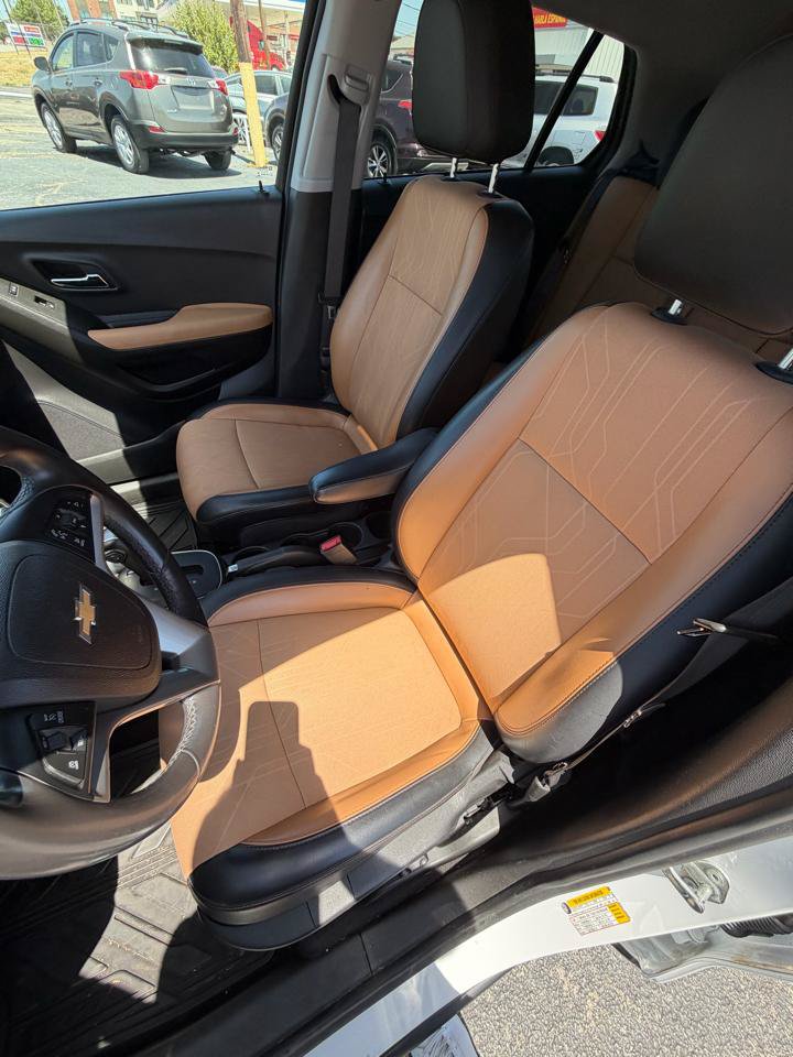 Used 2019 Chevrolet Trax LT w/ LT Convenience Package FWD image 12