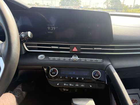 Certified 2025 Hyundai Elantra Limited FWD image 19