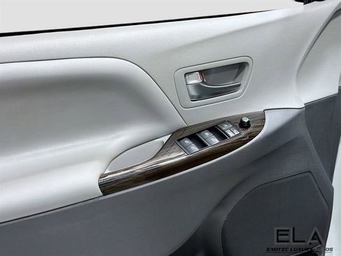 Used 2019 Toyota Sienna XLE w/ XLE Navigation Package AWD/4WD image 19