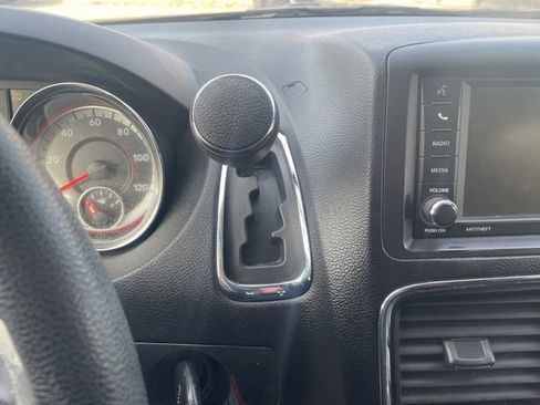 Used 2018 Dodge Grand Caravan SE image 22