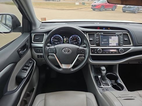 Used 2019 Toyota Highlander XLE image 21