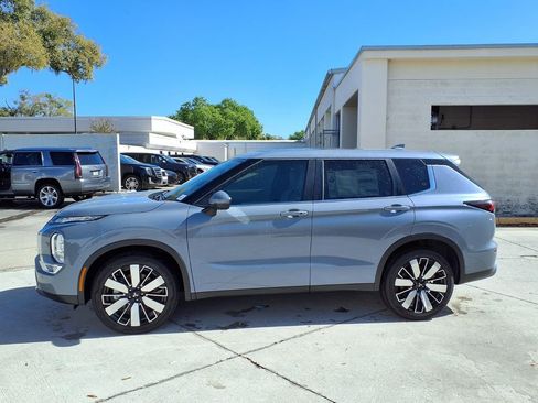 Used 2026 Mitsubishi Outlander SE FWD image 2