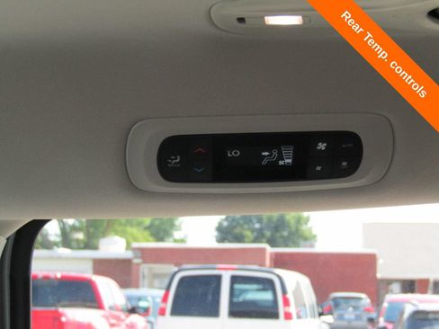 Used 2021 Chrysler Pacifica Touring-L FWD image 18