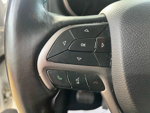 Used 2019 Jeep Grand Cherokee Laredo image 30