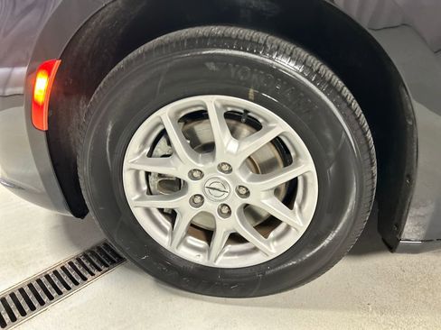 Used 2024 Chrysler Pacifica Touring-L image 9