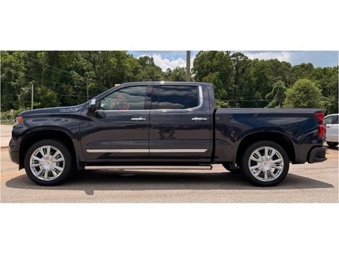 Used 2024 Chevrolet Silverado 1500 High Country w/ High Country Premium Package AWD/4WD image 3