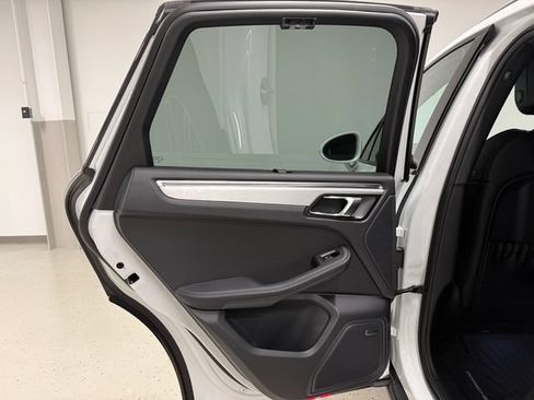 Certified 2026 Porsche Macan AWD/4WD image 36
