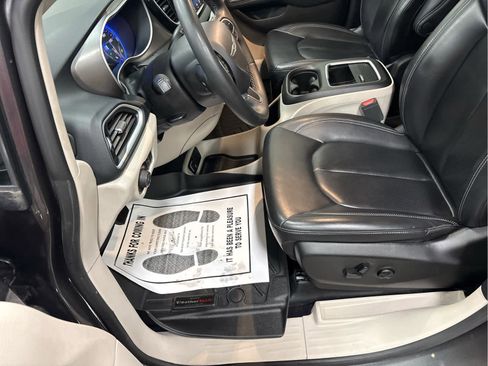 Used 2023 Chrysler Pacifica Touring-L image 14