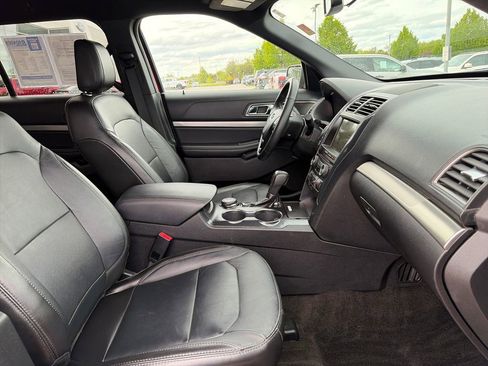 Used 2018 Ford Explorer XLT w/ Equipment Group 202A AWD/4WD image 11