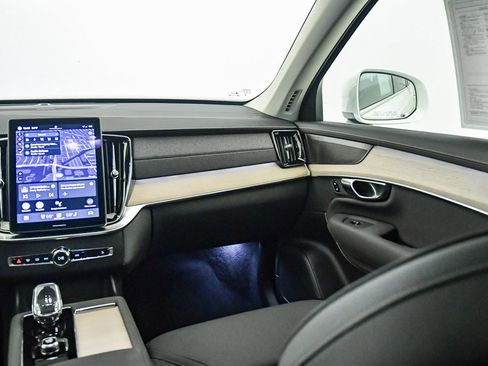 Certified 2025 Volvo XC90 T8 Plus w/ Protection Package Premier image 16