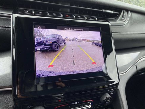 Used 2023 Jeep Grand Cherokee Laredo image 11