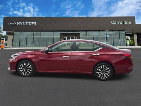 Used 2025 Nissan Altima 2.5 SV FWD image 8