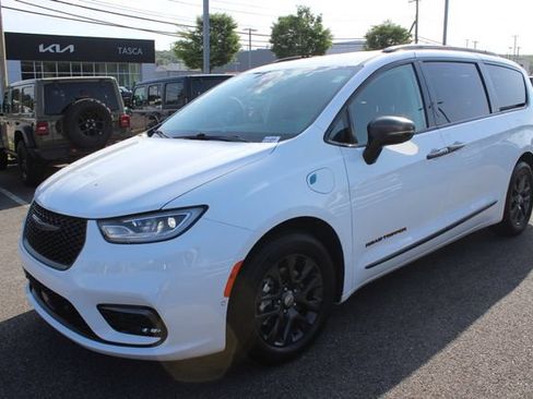 Used 2024 Chrysler Pacifica Limited w/ Uconnect Theater Family Group FWD image 2